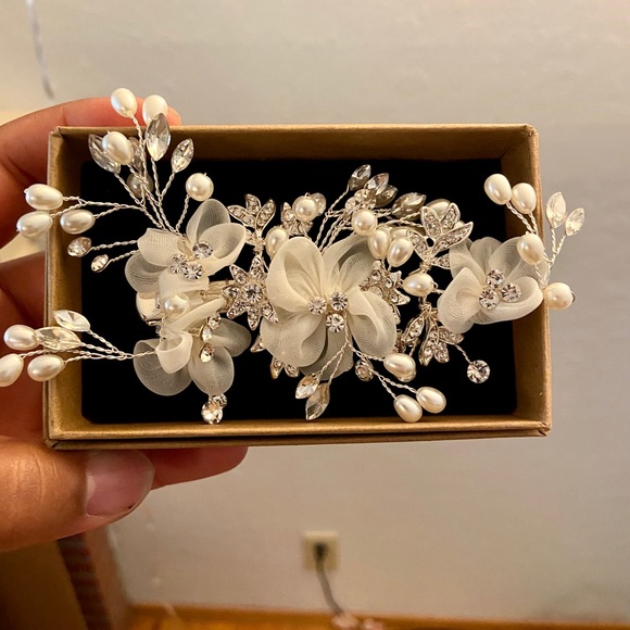 Off the shoulder wedding dress with hair clip - Picture 3 of 11